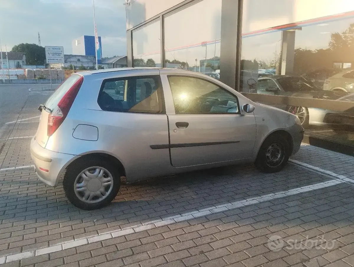 Usado Fiat Punto 69 CV (50 kW) 2004 Gris Utilitario