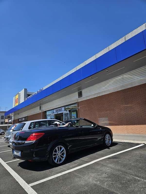 Usata Opel Astra Cabriolet Enjoy 116 CV (85 kW) 2008 Nero Cabrio