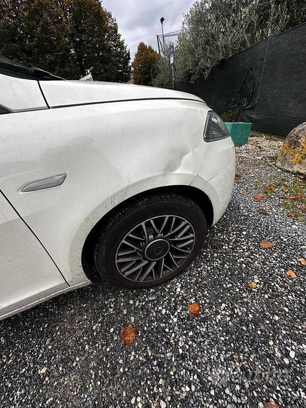 Usata Lancia Ypsilon 69 CV (50 kW) 2015 Bianco Utilitaria