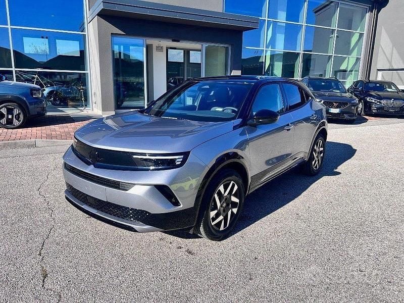 Nuova Opel Mokka S 136 CV (100 kW) 2025 Grafik grey SUV