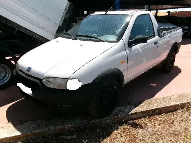 Usata Fiat Strada 63 CV (46 kW) 2002 Bianco Pick-up