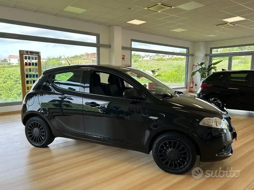 Usata Lancia Ypsilon 69 CV (50 kW) 2018 Nero Utilitaria