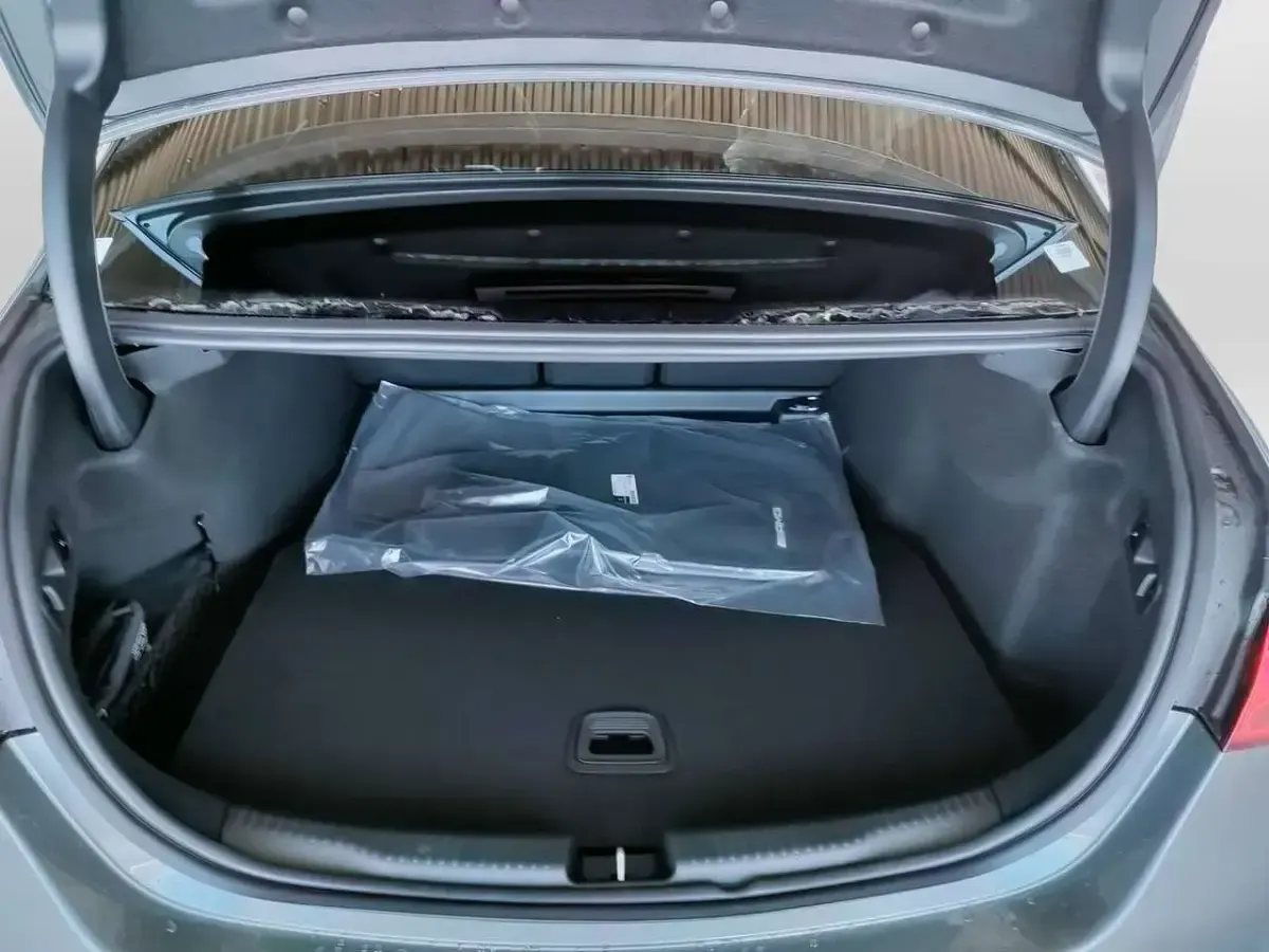 Nuova Mercedes C220 200 CV (147 kW) 2026 Grigio selenite metallizzato