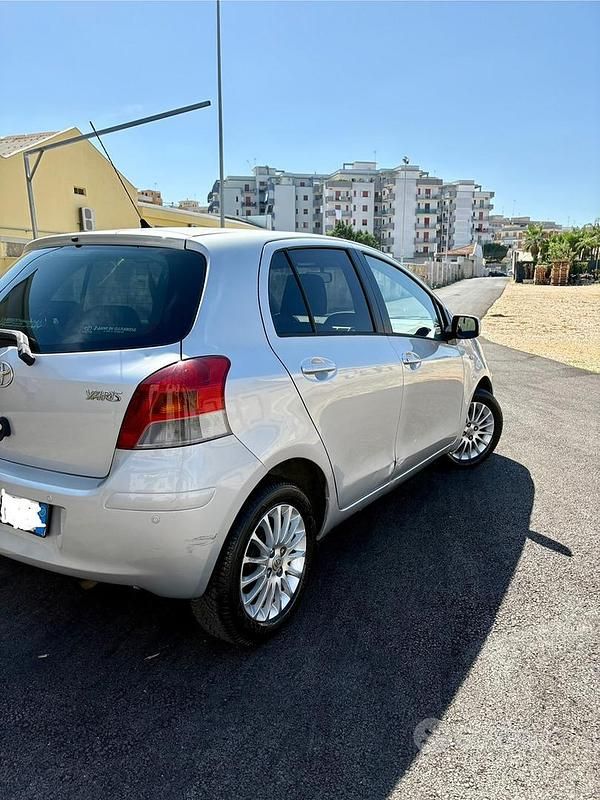 Usata Toyota Yaris 87 CV (63 kW) 2010 Grigio Utilitaria