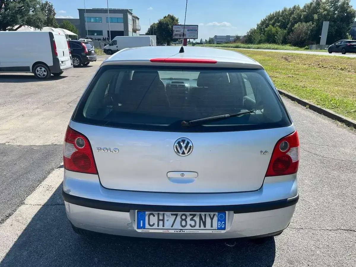Usata VW Polo Comfortline 75 CV (55 kW) 2003 Argento Berlina