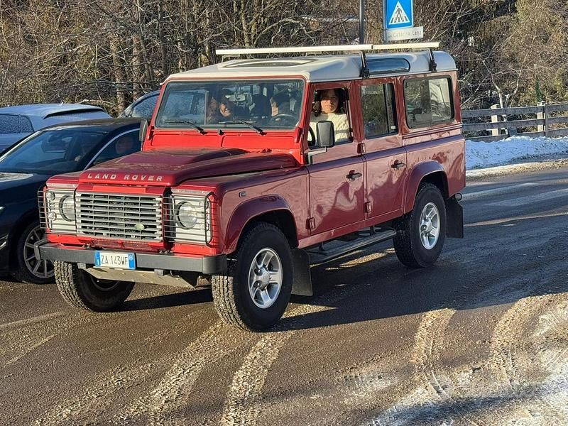 Usata Land Rover Defender SE 122 CV (89 kW) 2009 Rosso Station wagon