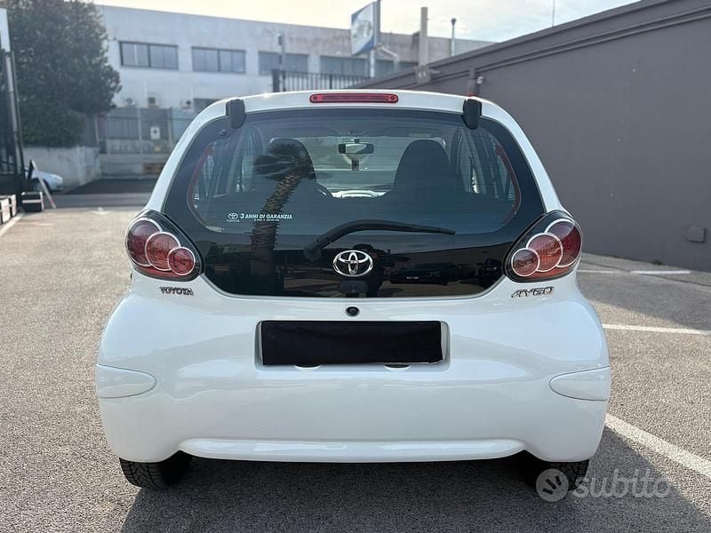 Usata Toyota Aygo Connect Style 68 CV (50 kW) 2012 Bianco Utilitaria
