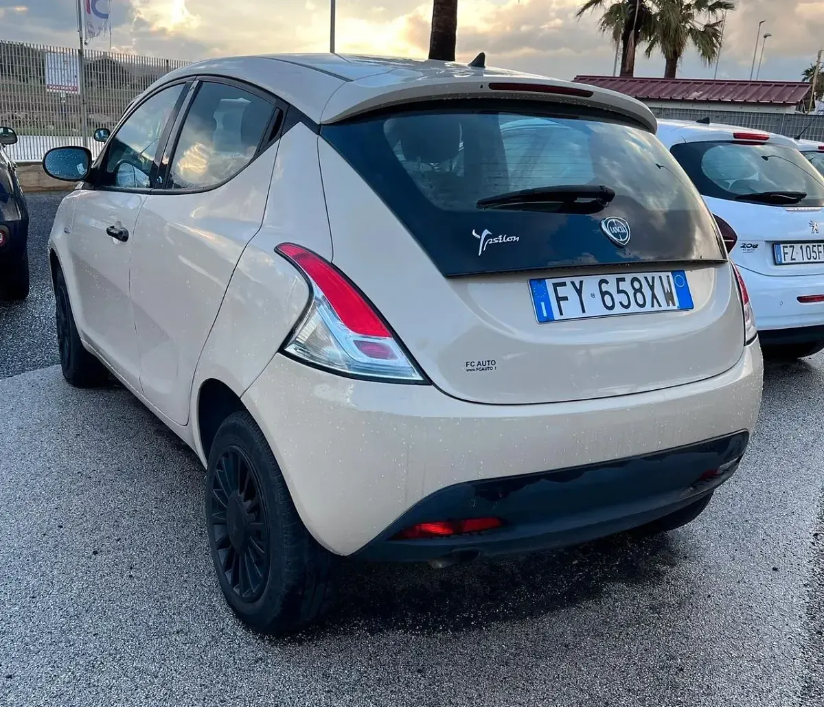 Usata Lancia Ypsilon 84 CV (61 kW) 2019 Beige Utilitaria