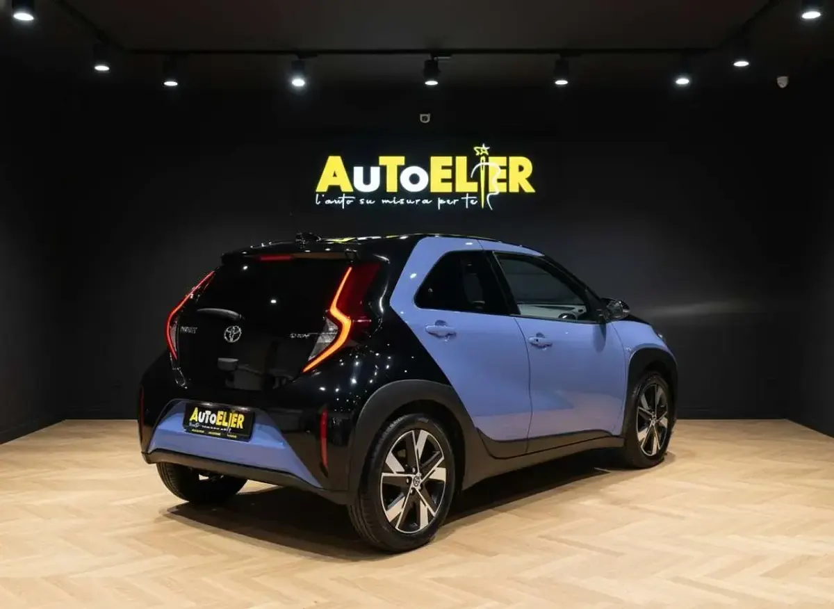 Nuova Toyota Aygo X 117 CV (86 kW) 2026 Lavander & black SUV