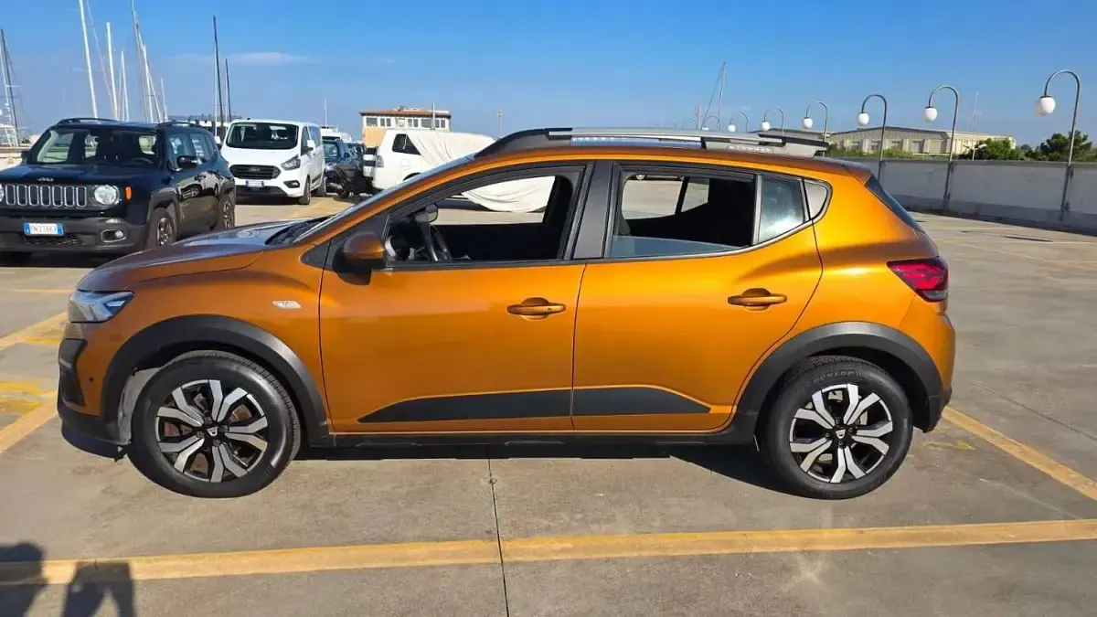 Usata Dacia Sandero Comfort 101 CV (74 kW) 2021 Bronzo Berlina