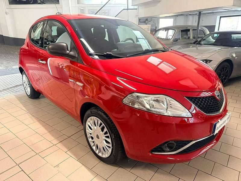 Usata Lancia Ypsilon Silver 69 CV (50 kW) 2017 Rosso Utilitaria