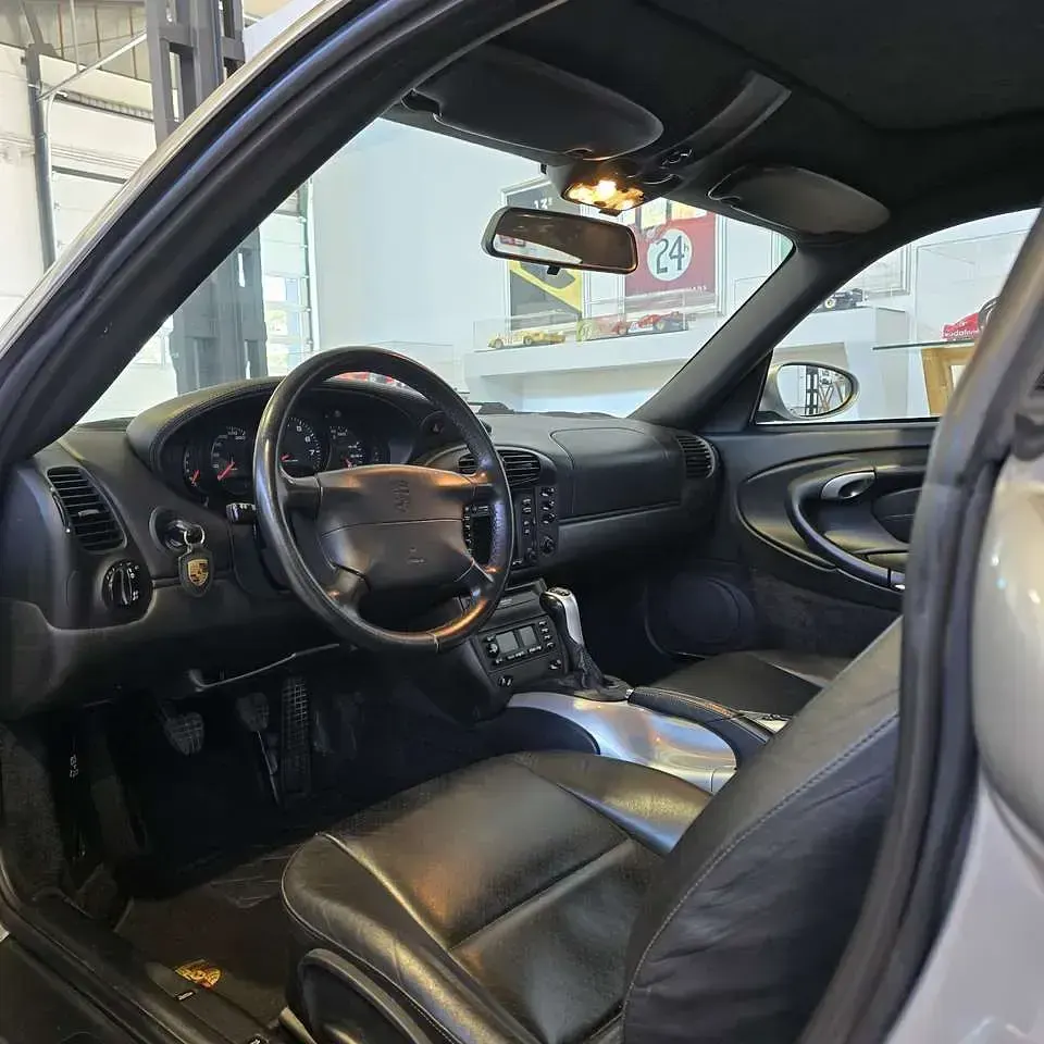 Begagnad Porsche 911 Carrera 300 HK (220 kW) 2000 Silver Sportkupé