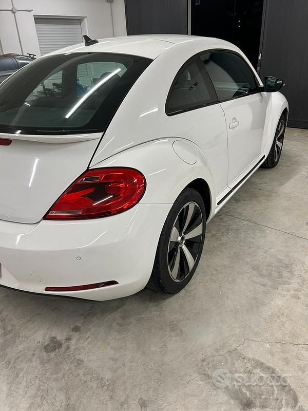 Usata VW Beetle 140 CV (102 kW) 2014 Bianco Utilitaria