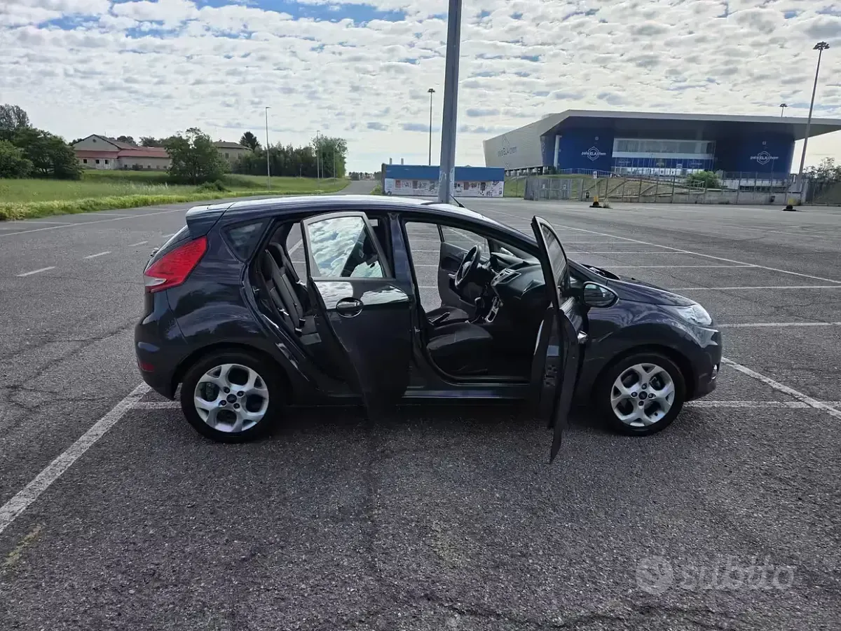 Usata Ford Fiesta 60 CV (44 kW) 2011 Blu Berlina
