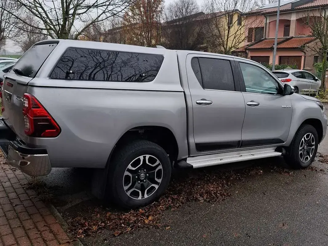 Usata Toyota HiLux Executive 150 CV (110 kW) 2024 Argento Pick-up