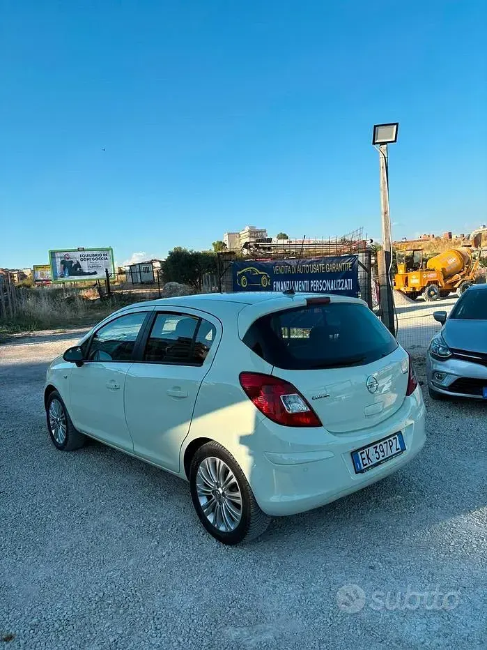 Usata Opel Corsa Cosmo 95 CV (69 kW) 2011 Bianco Utilitaria