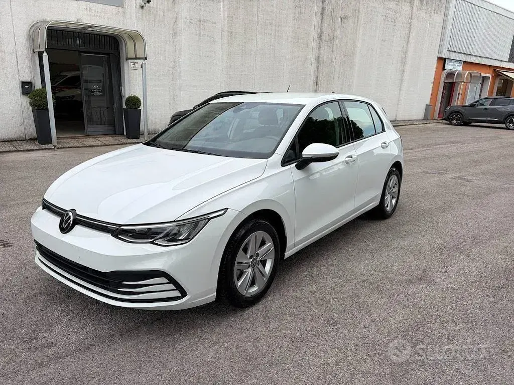 Usata VW Golf VIII Life 131 CV (96 kW) 2023 Berlina