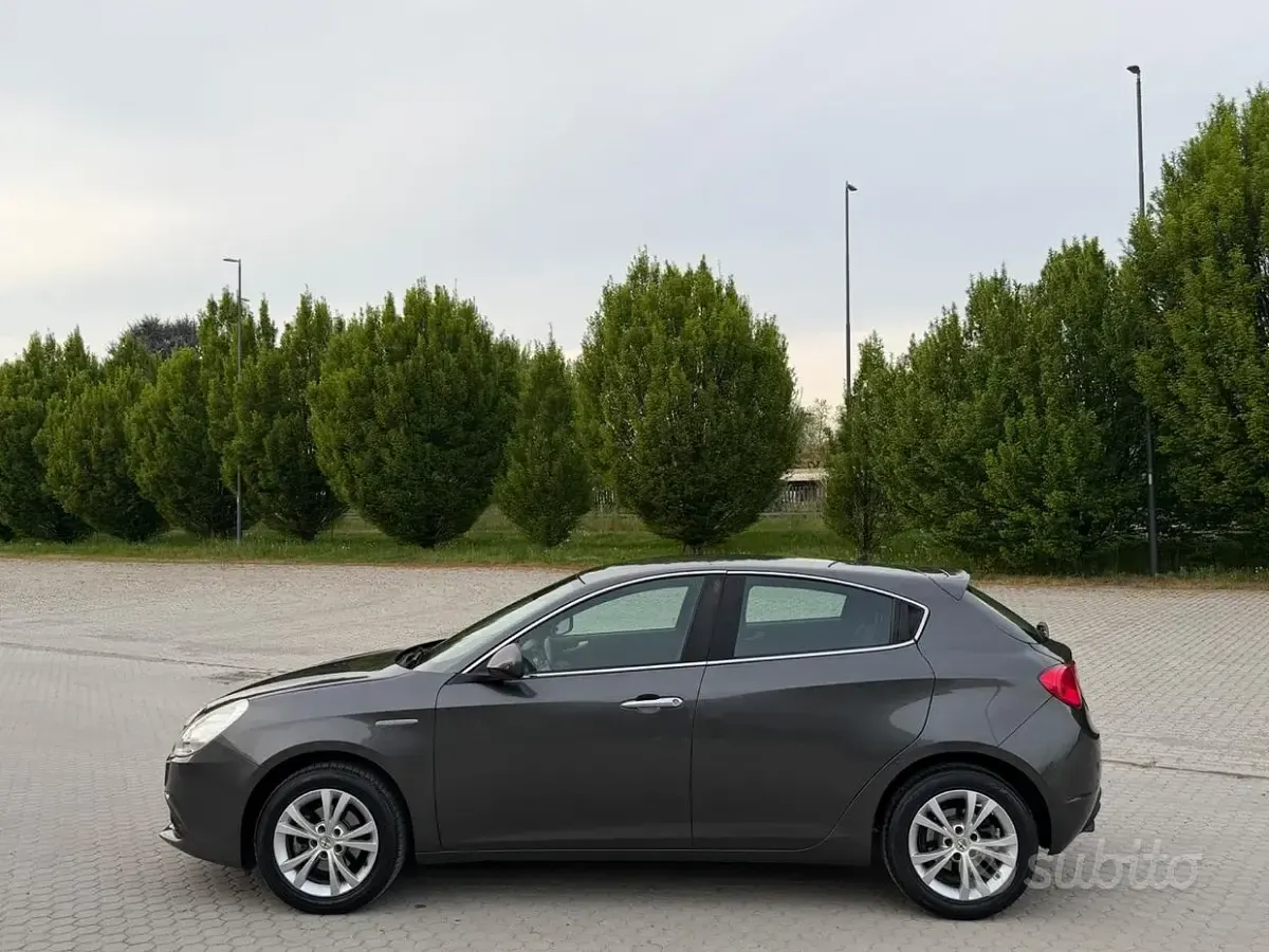 Usata Alfa Romeo Giulietta Distinctive 105 CV (77 kW) 2013 Grigio Utilitaria