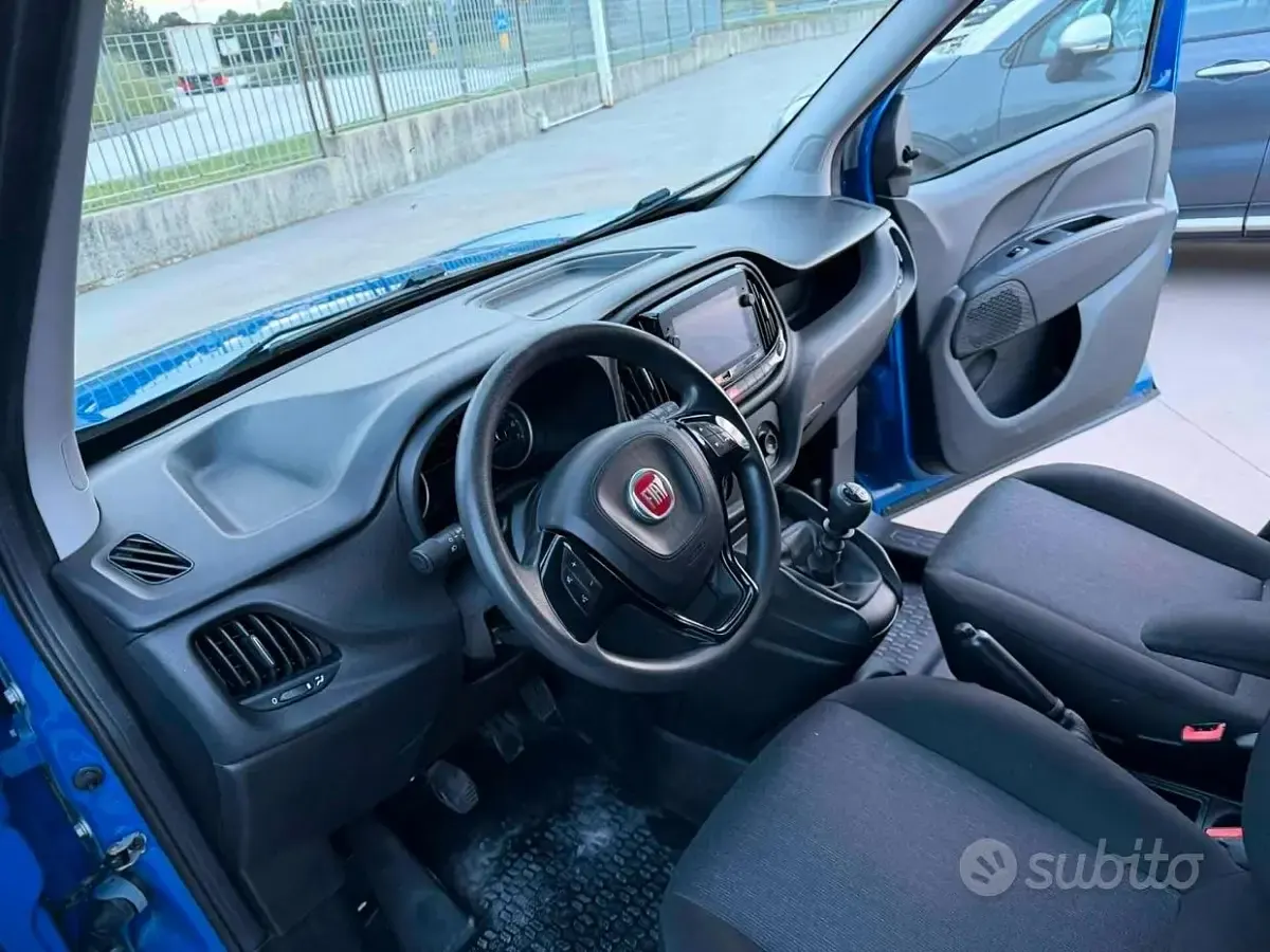Usata Fiat Doblò S 90 CV (66 kW) 2022 Bluazzurro Monovolume