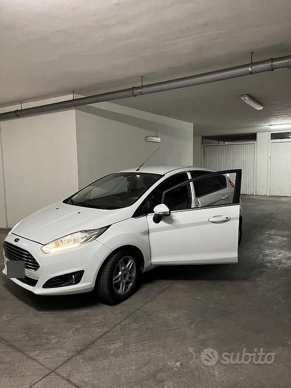 Usata Ford Fiesta 97 CV (71 kW) 2015 Bianco Utilitaria