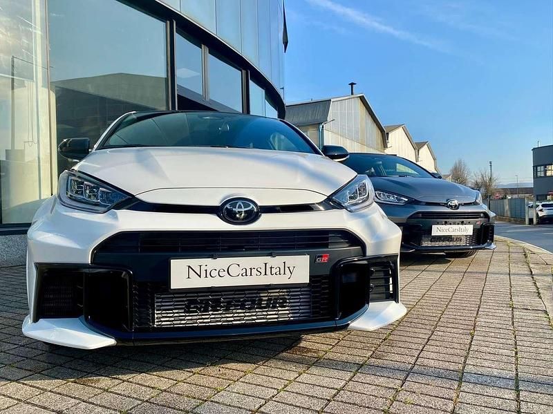 Usata Toyota Yaris 280 CV (205 kW) 2024 Bianco Utilitaria