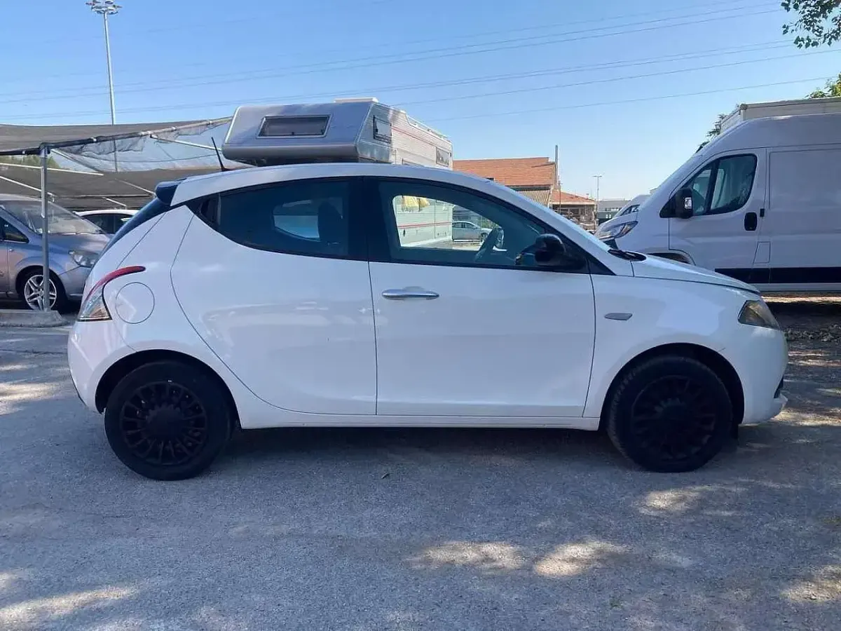 Usata Lancia Ypsilon Silver 69 CV (50 kW) 2023 Bianco Utilitaria