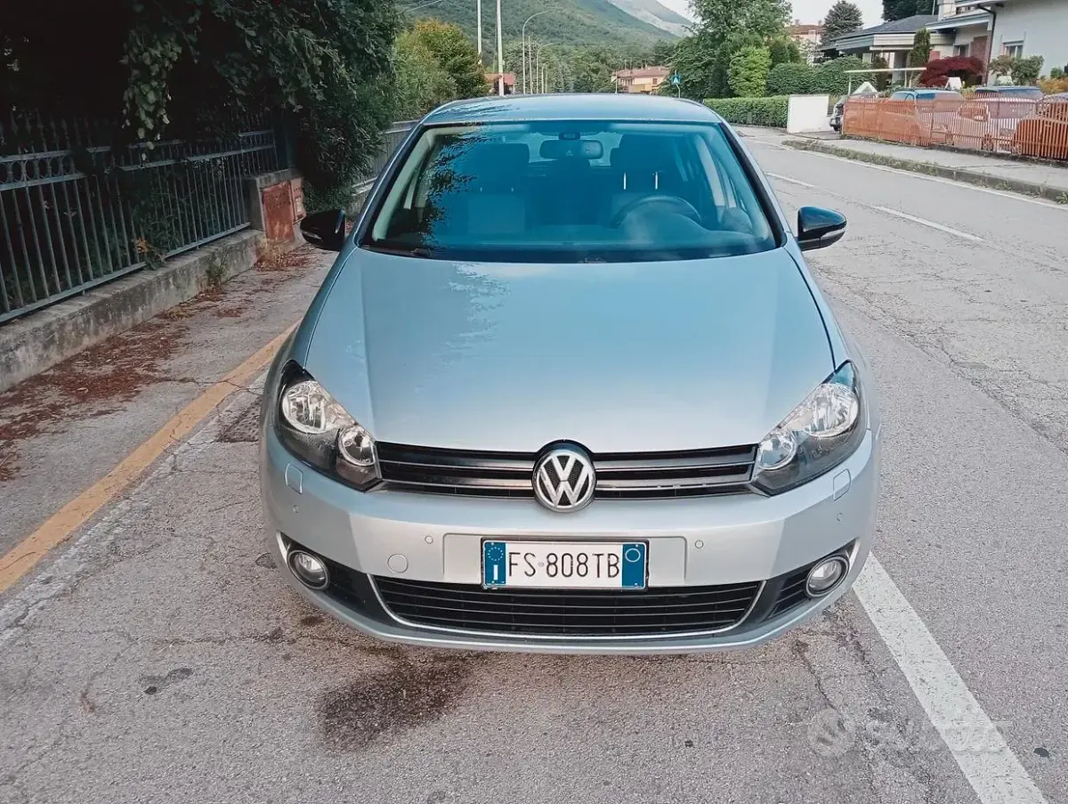 Usado VW Golf VI Highline 105 CV (77 kW) 2011 Gris Utilitario