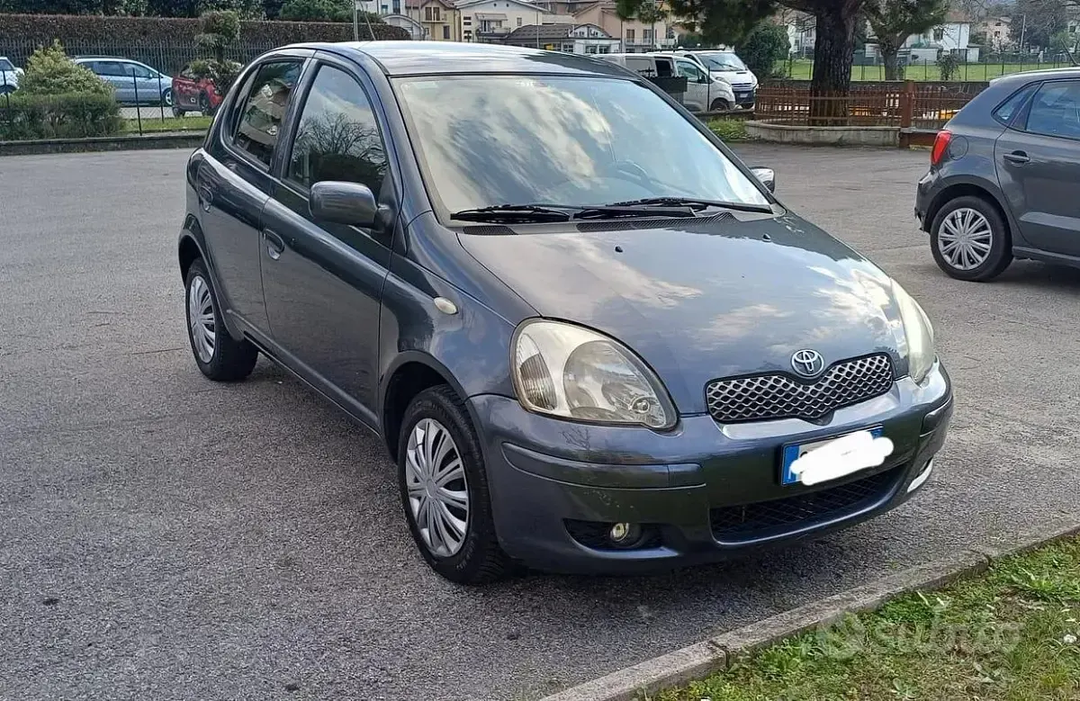 Usata Toyota Yaris 68 CV (50 kW) 2004 Grigio Utilitaria