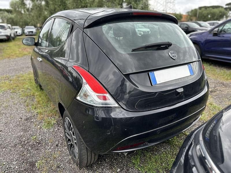 Begagnad Lancia Ypsilon S 69 HK (50 kW) 2024 Svart Halvkombi