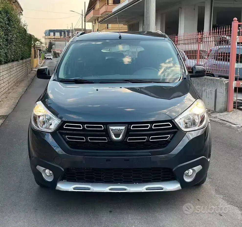 Usata Dacia Lodgy Stepway 109 CV (80 kW) 2018 Grigio Monovolume