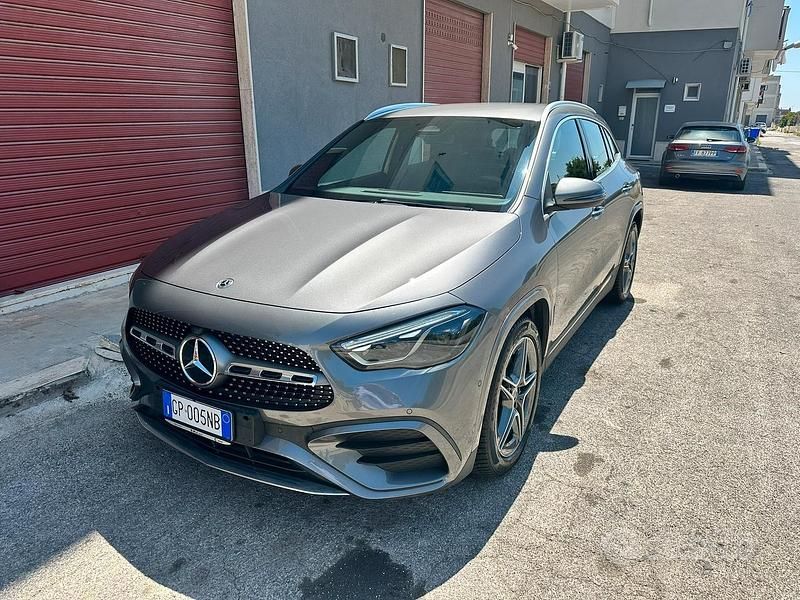 Usata Mercedes GLA200 Premium 150 CV (110 kW) 2023 Grigio SUV