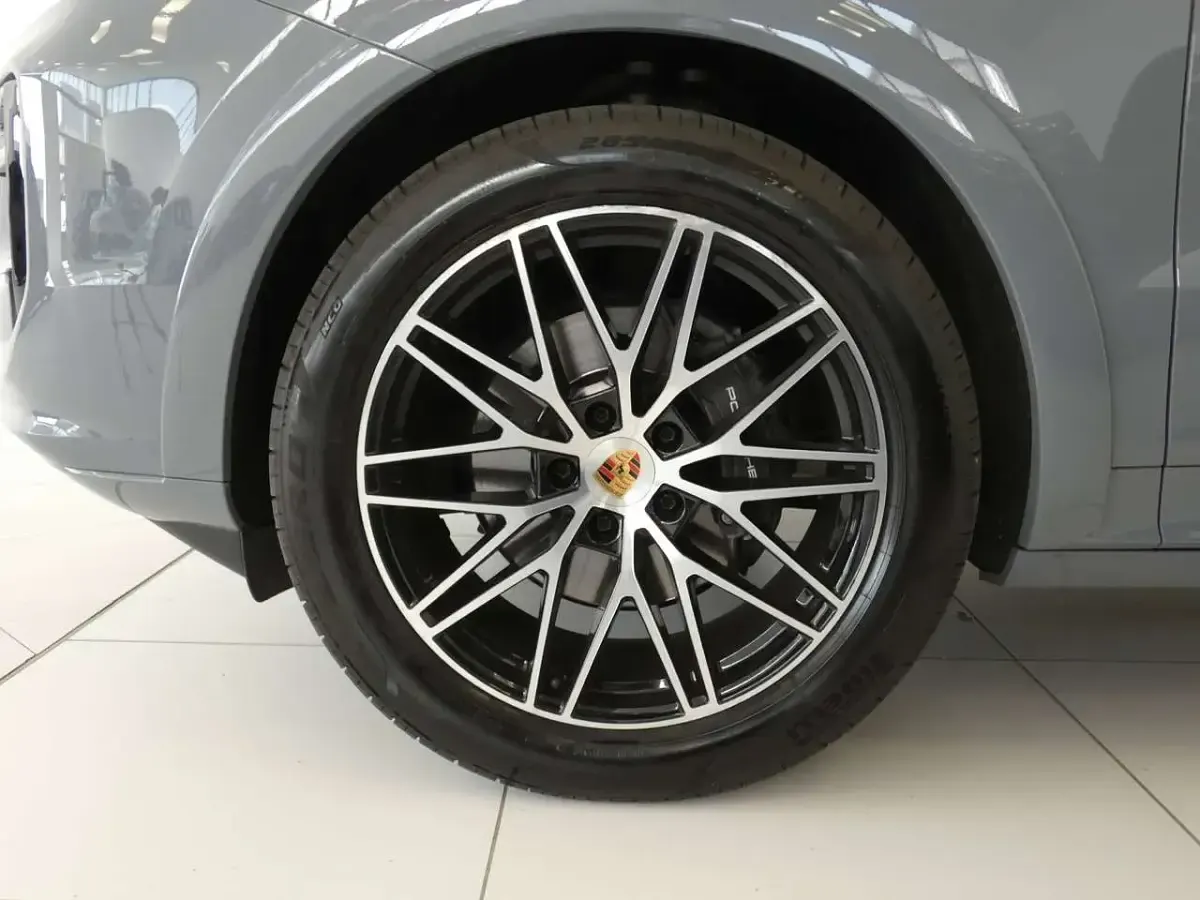 Usata Porsche Cayenne 354 CV (260 kW) 2023 Grigio artico SUV