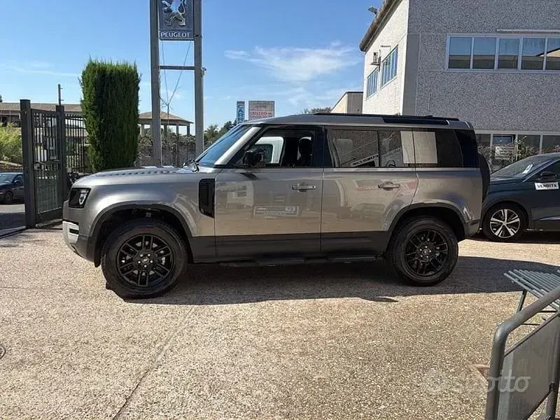 Usata Land Rover Defender S 199 CV (146 kW) 2024 Grigio SUV