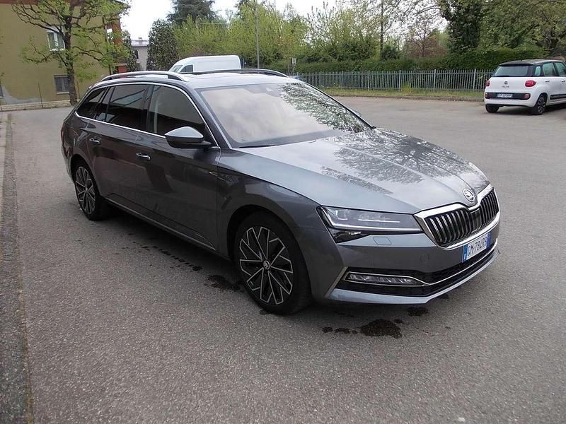 Usata Skoda Superb 200 CV (147 kW) 2023 Grigio Station wagon