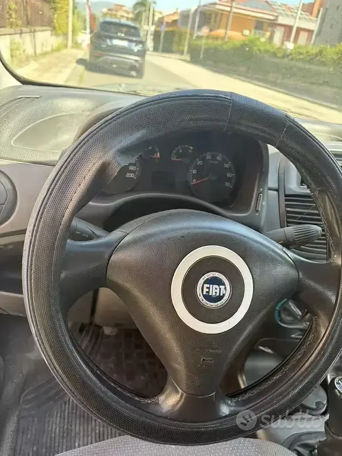Usata Fiat Punto 69 CV (50 kW) 2006 Bianco Utilitaria