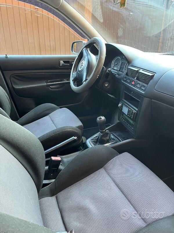 Usata VW Golf IV 105 CV (77 kW) 2002 Blu Utilitaria