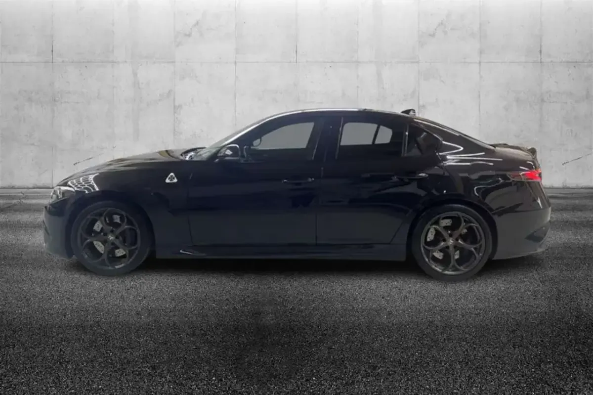 Usata Alfa Romeo Giulia Quadrifoglio 519 CV (381 kW) 2023 Nero metallizzato Berlina