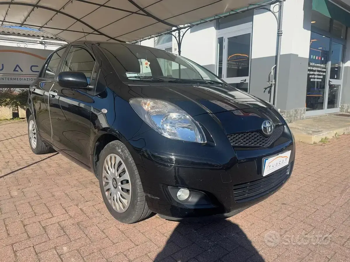 Usata Toyota Yaris Sol 90 CV (66 kW) 2010 Nero Utilitaria