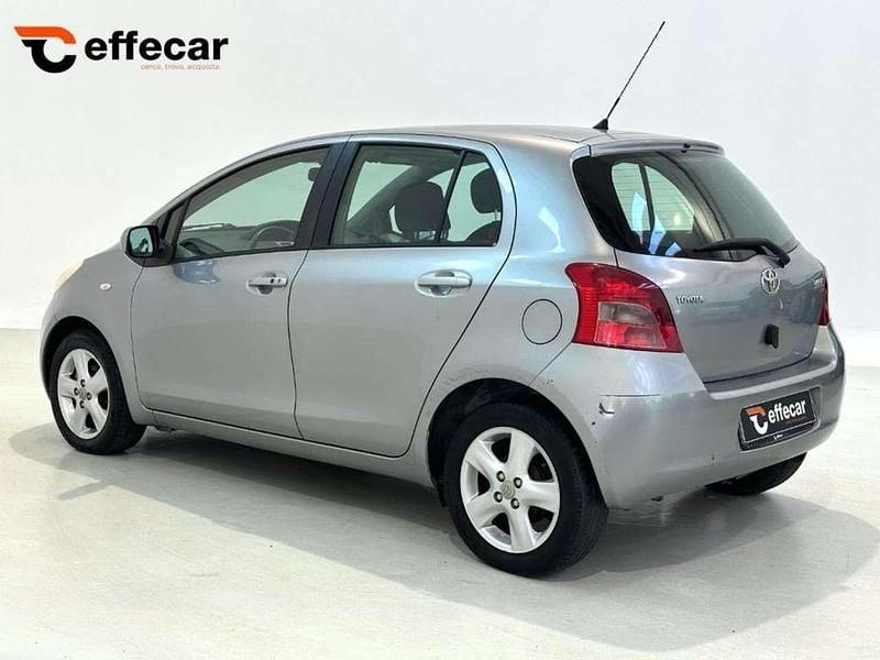 Usata Toyota Yaris Sol 69 CV (50 kW) 2006 Argento Berlina