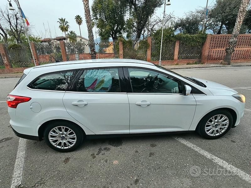 Usata Ford Focus 116 CV (85 kW) 2012 Bianco Station wagon