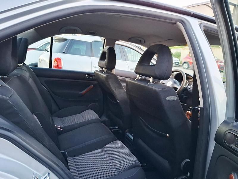 Usado VW Bora 130 CV (95 kW) 2003 Plateado Berlina