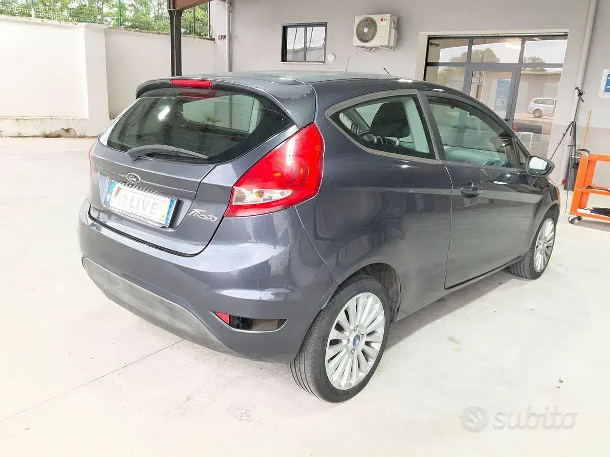 Usata Ford Fiesta 97 CV (71 kW) 2010 Grigio Berlina