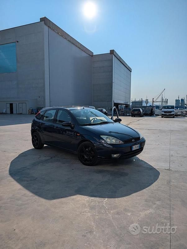Usata Ford Focus 116 CV (85 kW) 2004 Blu Utilitaria
