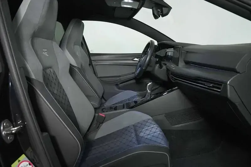 Usata VW Golf VIII R-line 131 CV (96 kW) 2022 Nero Utilitaria
