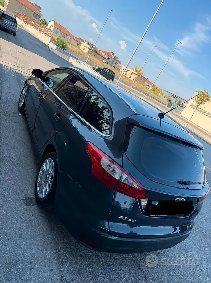 Usata Ford Focus 109 CV (80 kW) 2013 Bluazzurro Berlina