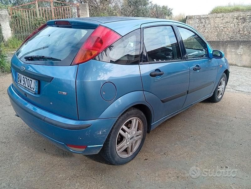 Usata Ford Focus 100 CV (73 kW) 2004 Blu Utilitaria