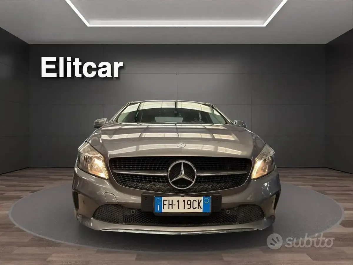 Usata Mercedes A180 Executive 122 CV (89 kW) 2015 Grigio montagna Berlina