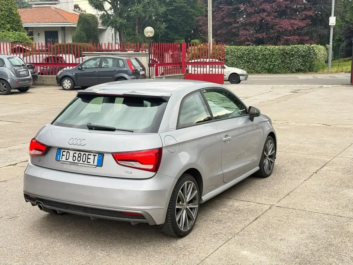 Usata Audi A1 Design 116 CV (85 kW) 2016 Argento Utilitaria