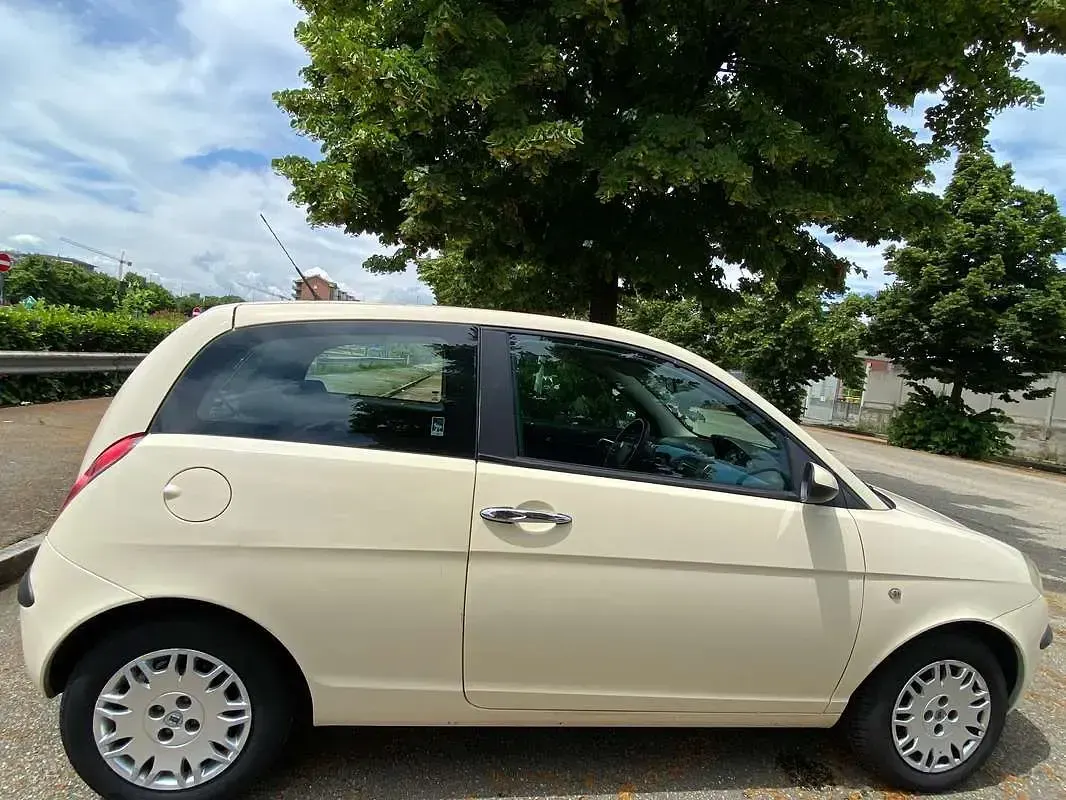 Usata Lancia Ypsilon 60 CV (44 kW) 2003 Beige Utilitaria