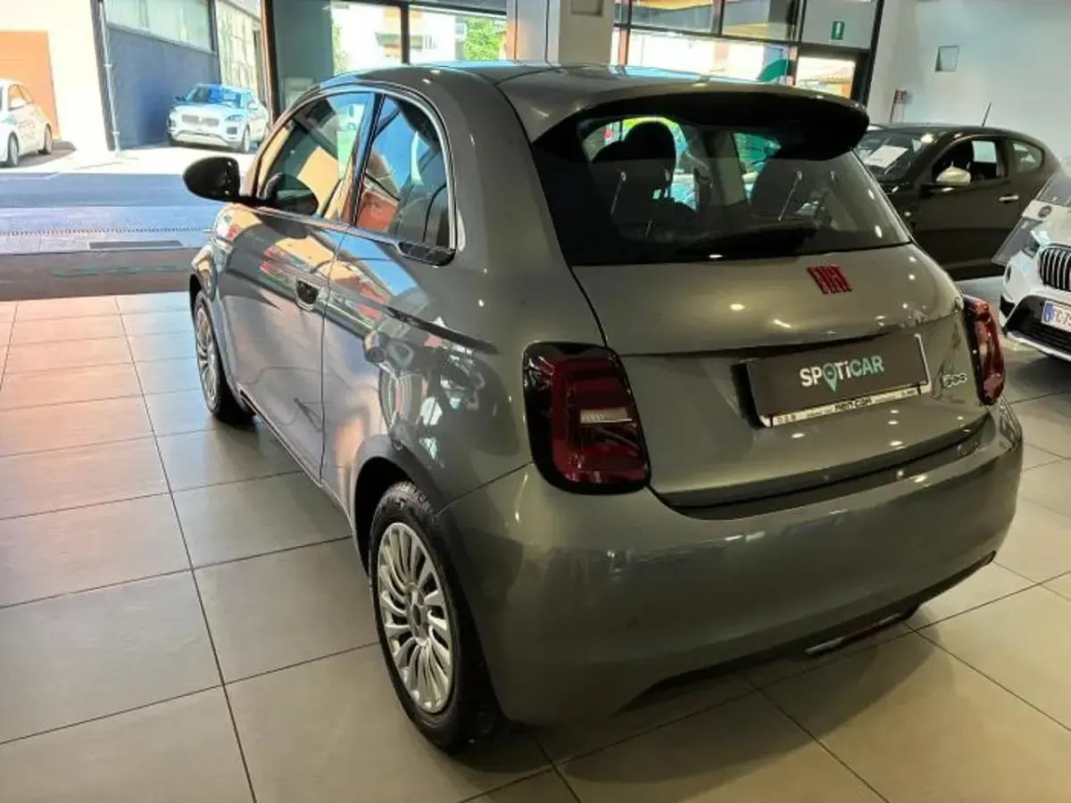 Usata Fiat 500e Red 69 kW (95 CV) 2021 Grigio Berlina